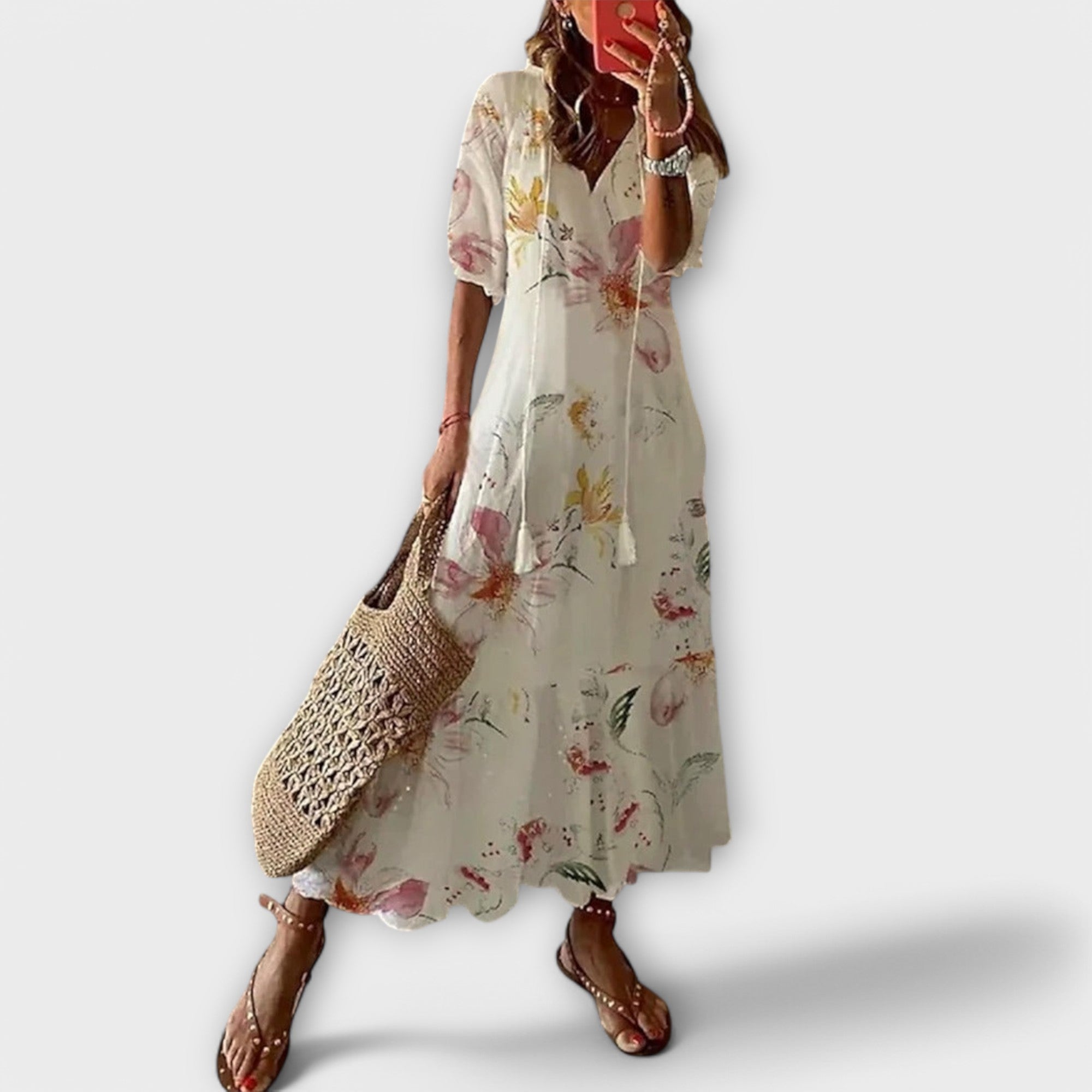 Robe maxi beige Savannah de Danoir Paris, fluide et élégante, portée avec des détails en tissu léger.