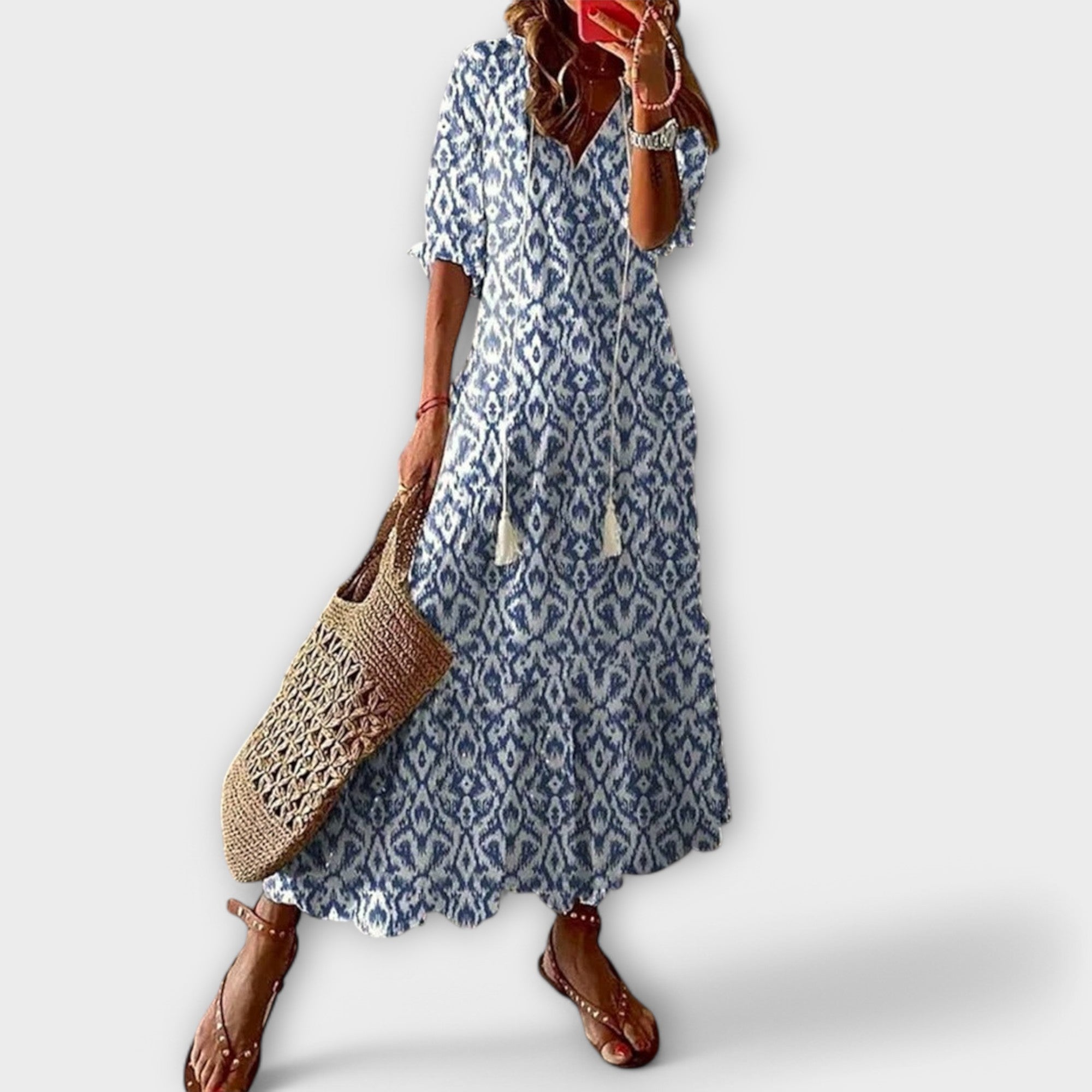 Robe longue Savannah Danoir Paris en bleu ciel, veste maxi fluide avec détails élégants, portée par un mannequin.