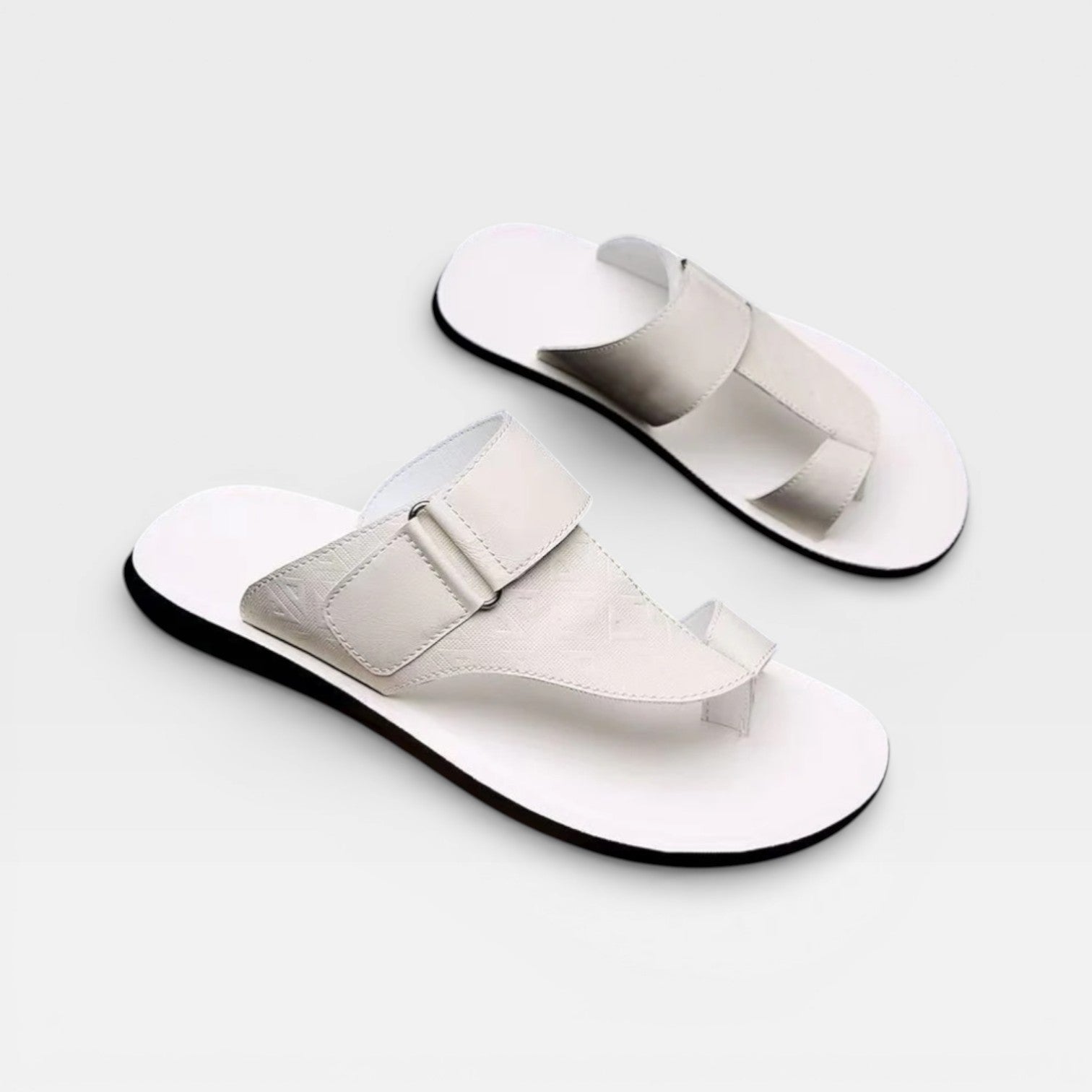 Sandales en cuir pour hommes Danoir Paris avec semelle souple, parfaites pour un usage quotidien, visibles sur cette image.