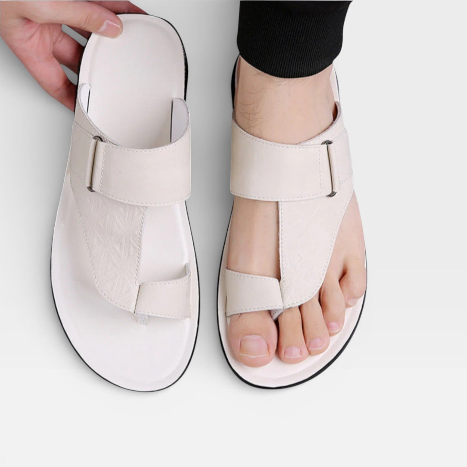 Sandales en cuir pour hommes Danoir Paris avec semelle souple, idéales pour usage quotidien, visibles en image.