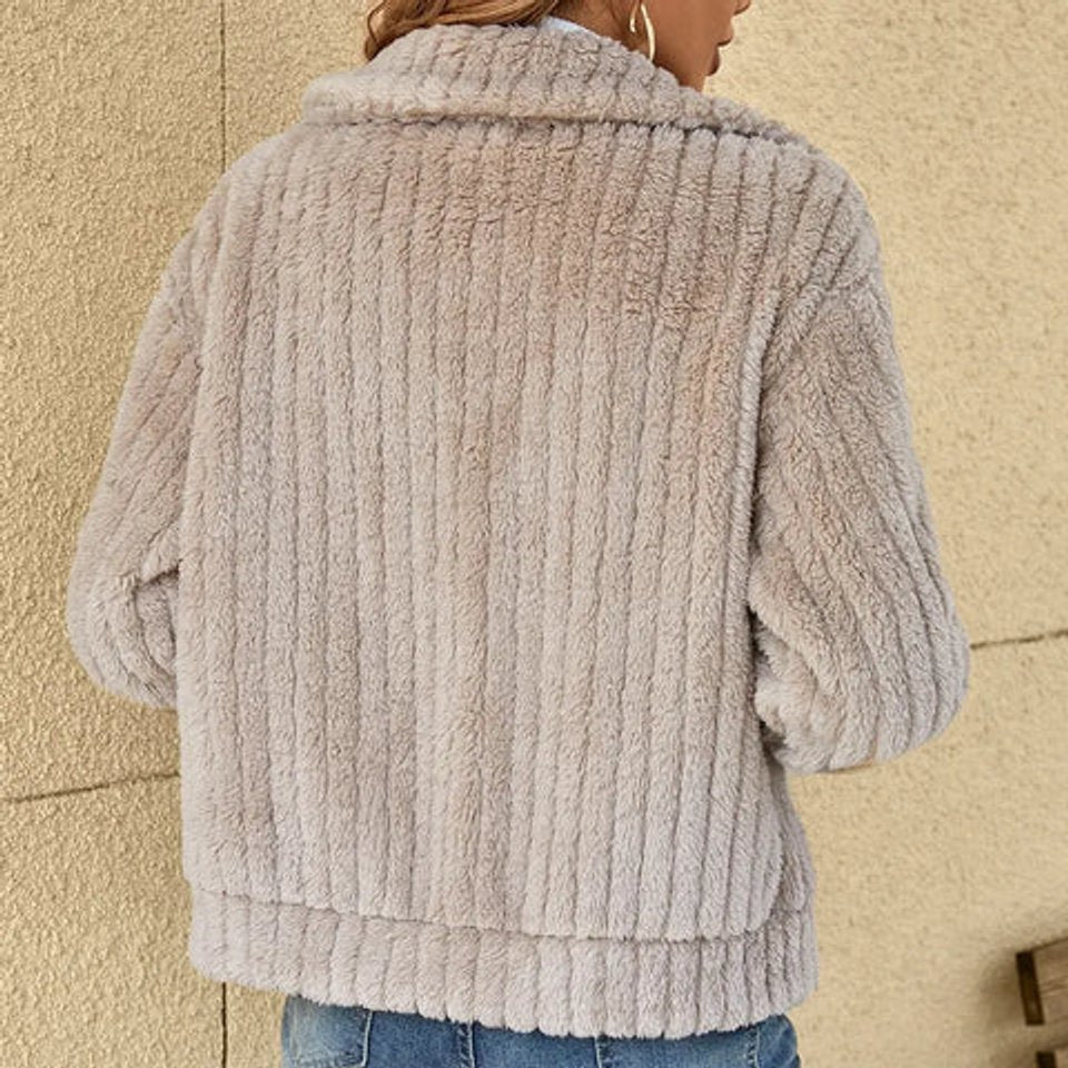Veste zippée Danoir Paris pour femmes, en duvet moelleux et peluche, idéale pour un confort chaud et élégant.