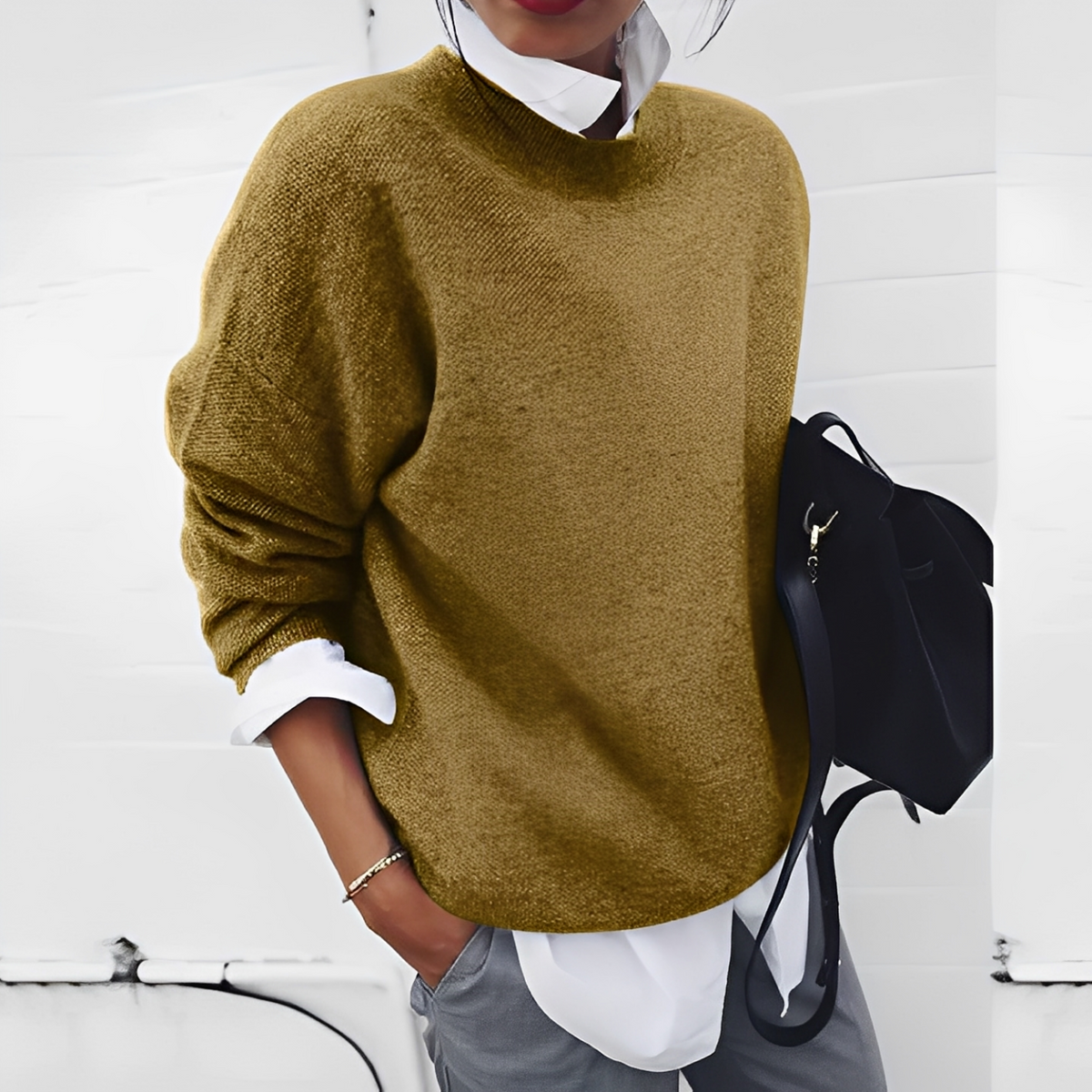 Pull doux et chaud pour homme Gabriel de Danoir Paris, en laine, porté de face, avec col rond et manches longues.