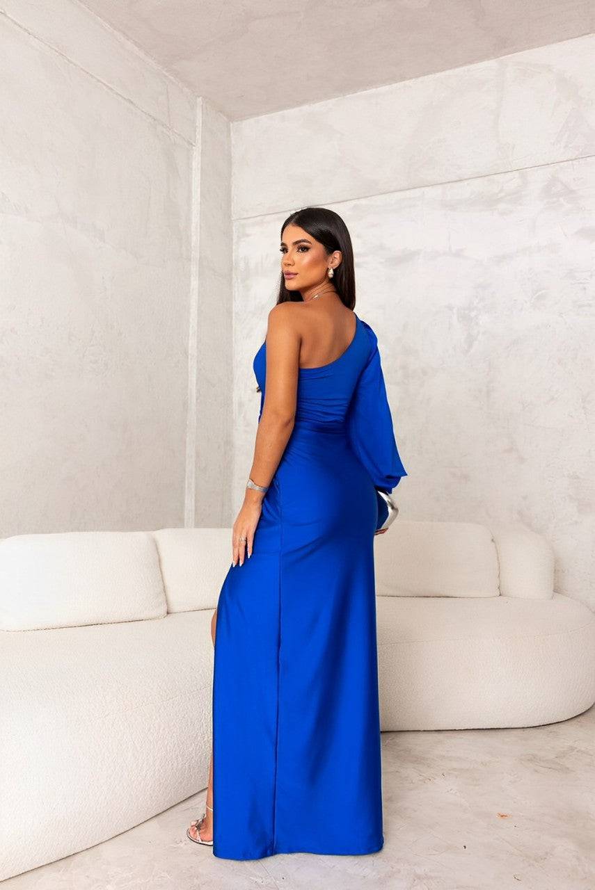 Robe élégante A-Line Yolira Danoir Paris en tissu bleu, style intemporel et sophistiqué, portée avec accessoires.